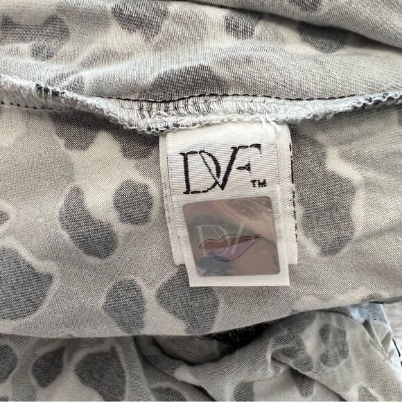 Diane von Furstenberg Leopard Long Sleeve V Neck Wrap Dress Sz 2 - Picture 10 of 10